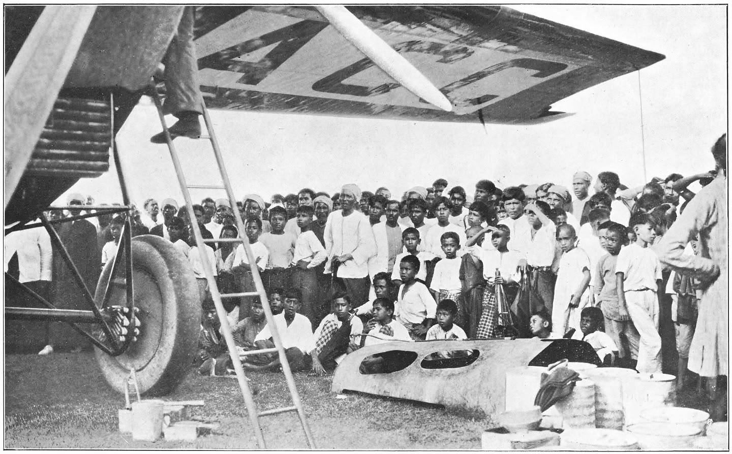 Afb. 71. Akyab; belangstelling voor het nazien van den motor.