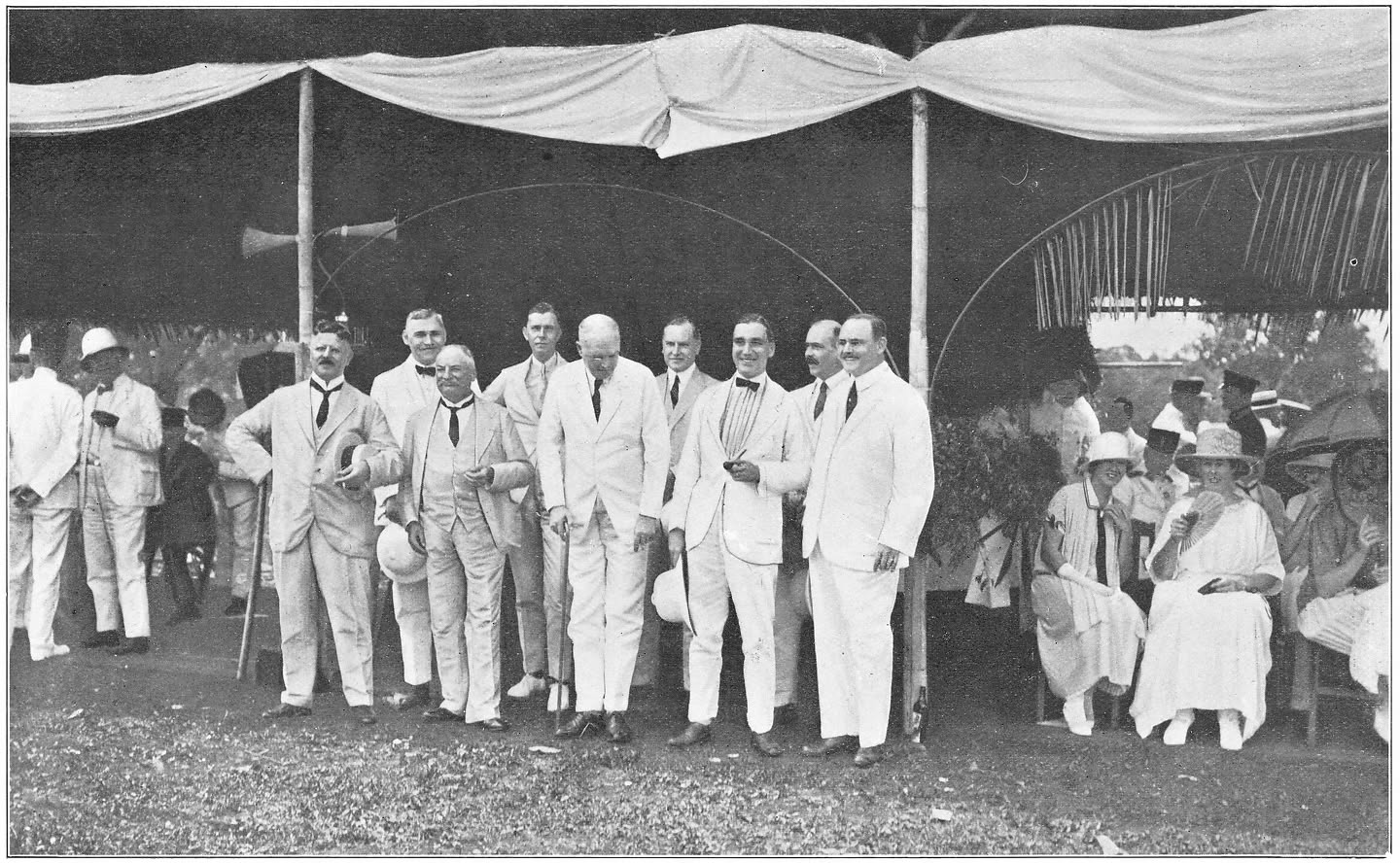 Afb. 105. Het Comité van Ontvangst te Batavia.